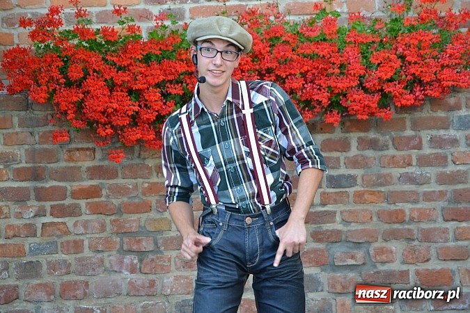 Zdjęcie w galerii na portalu naszraciborz.pl: Piosenki na zamku czar, czyli minirecitale pod parasolem na zamkowym dziedzińcu wiadomości z regionu