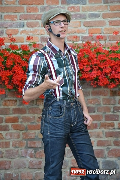 Zdjęcie w galerii na portalu naszraciborz.pl: Piosenki na zamku czar, czyli minirecitale pod parasolem na zamkowym dziedzińcu wiadomości z regionu