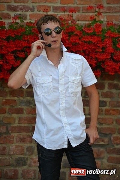 Zdjęcie w galerii na portalu naszraciborz.pl: Piosenki na zamku czar, czyli minirecitale pod parasolem na zamkowym dziedzińcu wiadomości z regionu