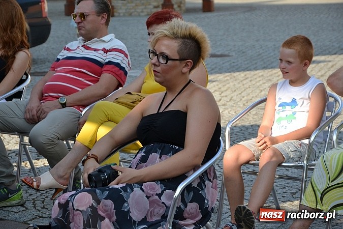 Zdjęcie w galerii na portalu naszraciborz.pl: Piosenki na zamku czar, czyli minirecitale pod parasolem na zamkowym dziedzińcu wiadomości z regionu