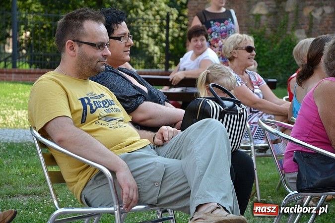 Zdjęcie w galerii na portalu naszraciborz.pl: Piosenki na zamku czar, czyli minirecitale pod parasolem na zamkowym dziedzińcu wiadomości z regionu