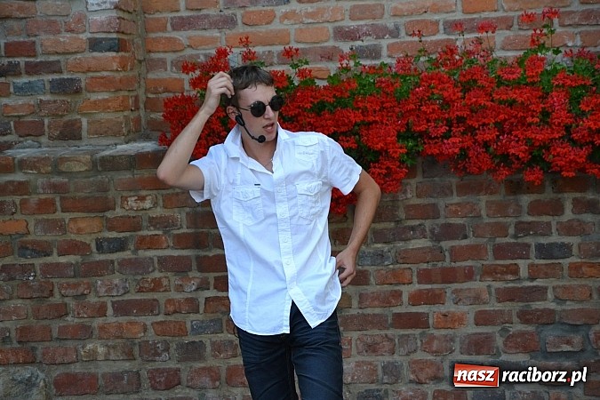 Zdjęcie w galerii na portalu naszraciborz.pl: Piosenki na zamku czar, czyli minirecitale pod parasolem na zamkowym dziedzińcu wiadomości z regionu