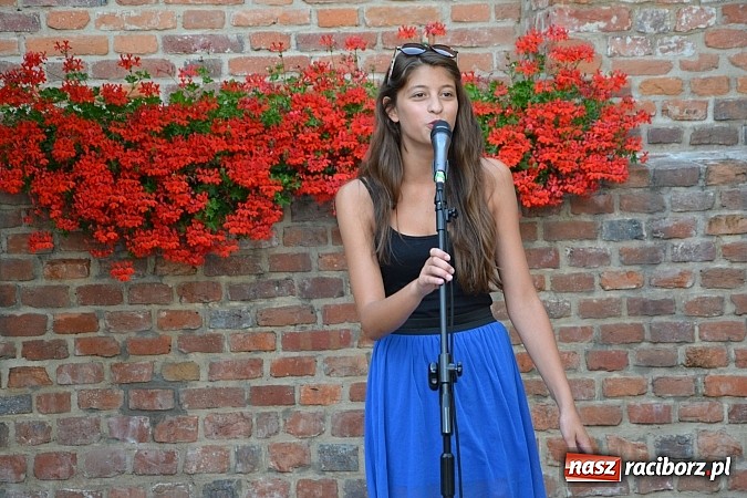 Zdjęcie w galerii na portalu naszraciborz.pl: Piosenki na zamku czar, czyli minirecitale pod parasolem na zamkowym dziedzińcu wiadomości z regionu