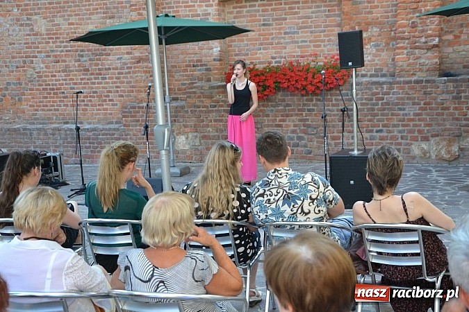 Zdjęcie w galerii na portalu naszraciborz.pl: Piosenki na zamku czar, czyli minirecitale pod parasolem na zamkowym dziedzińcu wiadomości z regionu