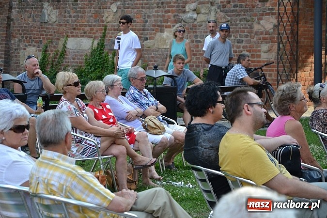 Zdjęcie w galerii na portalu naszraciborz.pl: Piosenki na zamku czar, czyli minirecitale pod parasolem na zamkowym dziedzińcu wiadomości z regionu