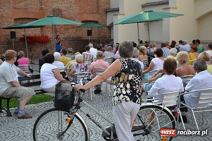 Zdjęcie w galerii na portalu naszraciborz.pl: Piosenki na zamku czar, czyli minirecitale pod parasolem na zamkowym dziedzińcu wiadomości z regionu