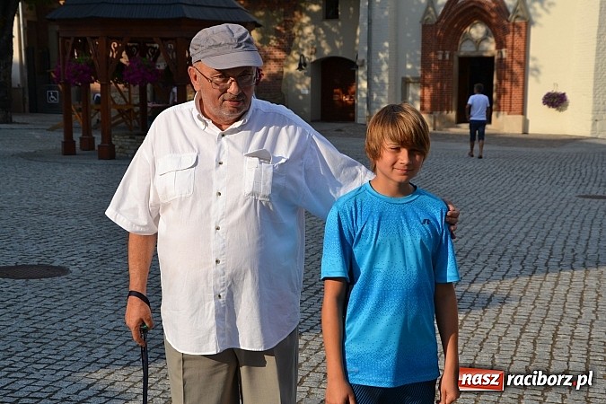 Zdjęcie w galerii na portalu naszraciborz.pl: Piosenki na zamku czar, czyli minirecitale pod parasolem na zamkowym dziedzińcu wiadomości z regionu