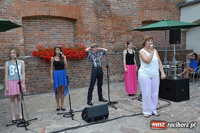 Zdjęcie w galerii na portalu naszraciborz.pl: Piosenki na zamku czar, czyli minirecitale pod parasolem na zamkowym dziedzińcu wiadomości z regionu