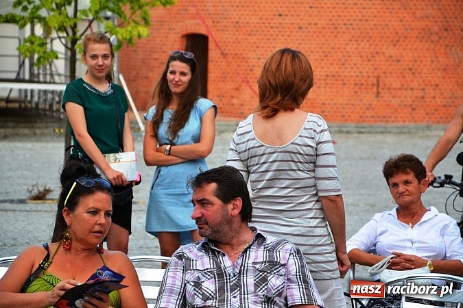 Zdjęcie w galerii na portalu naszraciborz.pl: Piosenki na zamku czar, czyli minirecitale pod parasolem na zamkowym dziedzińcu wiadomości z regionu