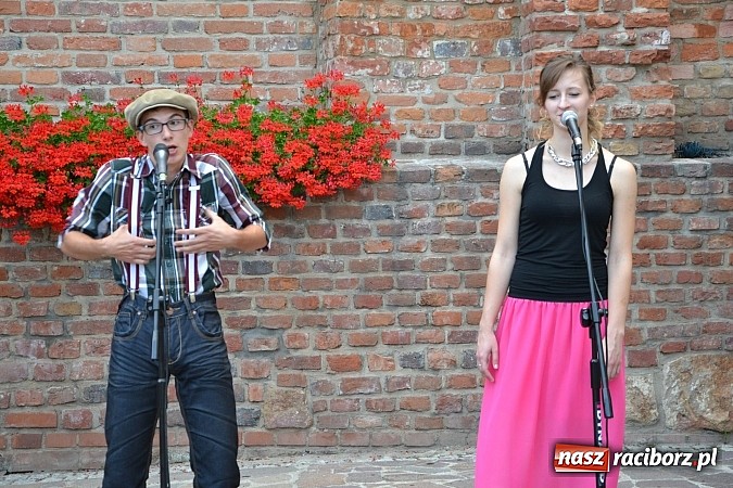 Zdjęcie w galerii na portalu naszraciborz.pl: Piosenki na zamku czar, czyli minirecitale pod parasolem na zamkowym dziedzińcu wiadomości z regionu