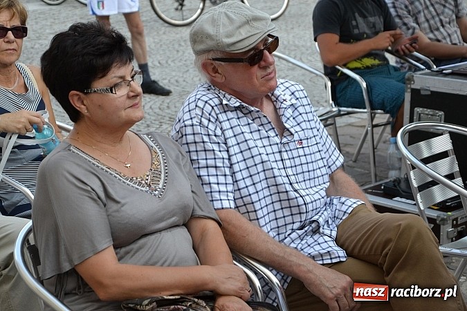 Zdjęcie w galerii na portalu naszraciborz.pl: Piosenki na zamku czar, czyli minirecitale pod parasolem na zamkowym dziedzińcu wiadomości z regionu