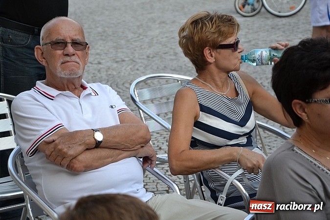 Zdjęcie w galerii na portalu naszraciborz.pl: Piosenki na zamku czar, czyli minirecitale pod parasolem na zamkowym dziedzińcu wiadomości z regionu