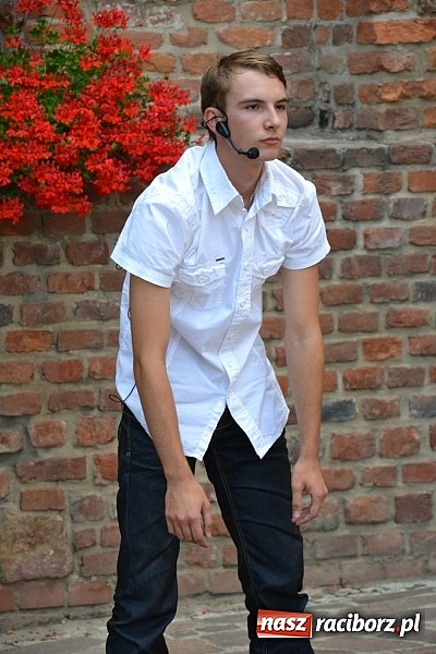 Zdjęcie w galerii na portalu naszraciborz.pl: Piosenki na zamku czar, czyli minirecitale pod parasolem na zamkowym dziedzińcu wiadomości z regionu