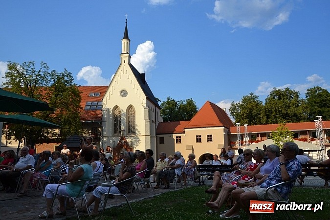 Zdjęcie w galerii na portalu naszraciborz.pl: Piosenki na zamku czar, czyli minirecitale pod parasolem na zamkowym dziedzińcu wiadomości z regionu