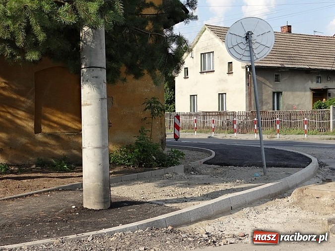 Zdjęcie w galerii na portalu naszraciborz.pl: Tak zaprojektowano ścieżkę na Mariańskiej. Słup czeka na pierwszego kandydata do... guza wiadomości z regionu