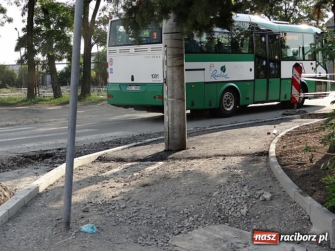 Zdjęcie w galerii na portalu naszraciborz.pl: Tak zaprojektowano ścieżkę na Mariańskiej. Słup czeka na pierwszego kandydata do... guza wiadomości z regionu
