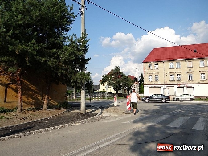 Zdjęcie w galerii na portalu naszraciborz.pl: Tak zaprojektowano ścieżkę na Mariańskiej. Słup czeka na pierwszego kandydata do... guza wiadomości z regionu