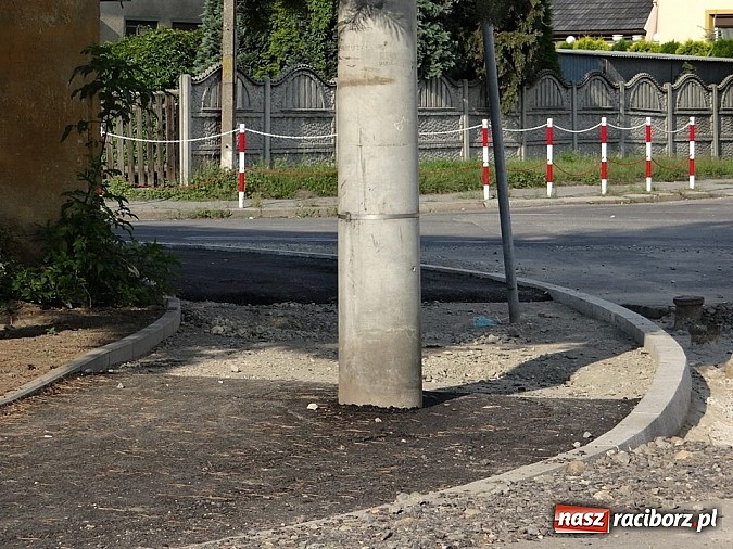 Zdjęcie w galerii na portalu naszraciborz.pl: Tak zaprojektowano ścieżkę na Mariańskiej. Słup czeka na pierwszego kandydata do... guza wiadomości z regionu