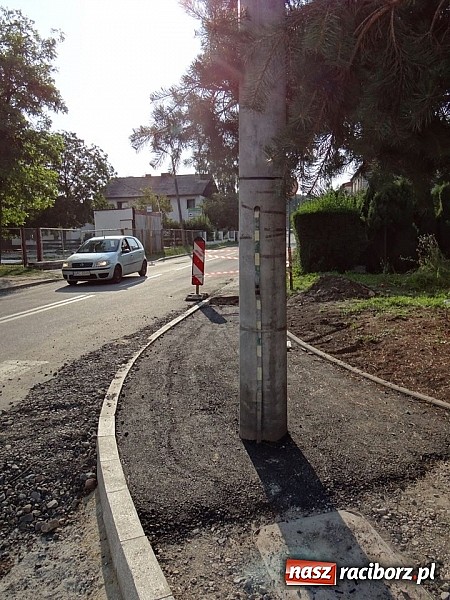 Zdjęcie w galerii na portalu naszraciborz.pl: Tak zaprojektowano ścieżkę na Mariańskiej. Słup czeka na pierwszego kandydata do... guza wiadomości z regionu