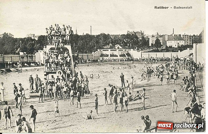 Zdjęcie w galerii na portalu naszraciborz.pl: Retro podróż na czas upałów. Basen przy ul. Bema wiadomości z regionu