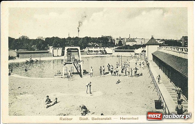 Zdjęcie w galerii na portalu naszraciborz.pl: Retro podróż na czas upałów. Basen przy ul. Bema wiadomości z regionu