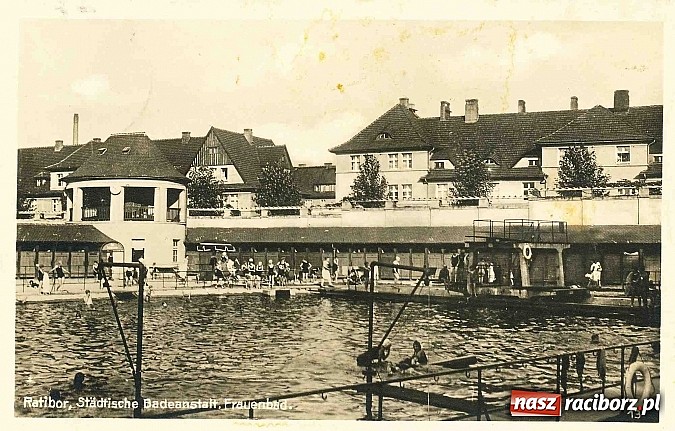 Zdjęcie w galerii na portalu naszraciborz.pl: Retro podróż na czas upałów. Basen przy ul. Bema wiadomości z regionu