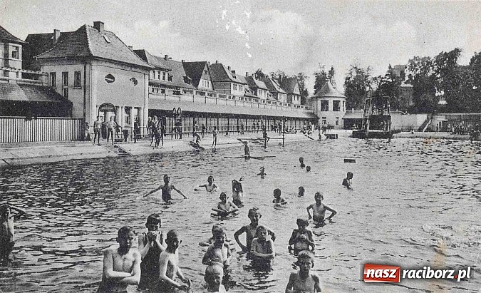 Zdjęcie w galerii na portalu naszraciborz.pl: Retro podróż na czas upałów. Basen przy ul. Bema wiadomości z regionu
