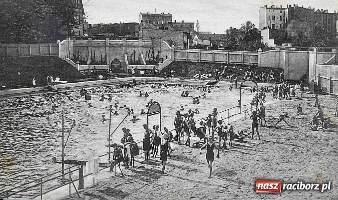 Zdjęcie w galerii na portalu naszraciborz.pl: Retro podróż na czas upałów. Basen przy ul. Bema wiadomości z regionu