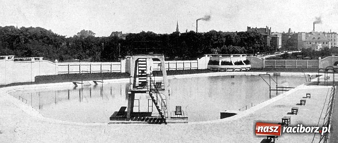 Zdjęcie w galerii na portalu naszraciborz.pl: Retro podróż na czas upałów. Basen przy ul. Bema wiadomości z regionu
