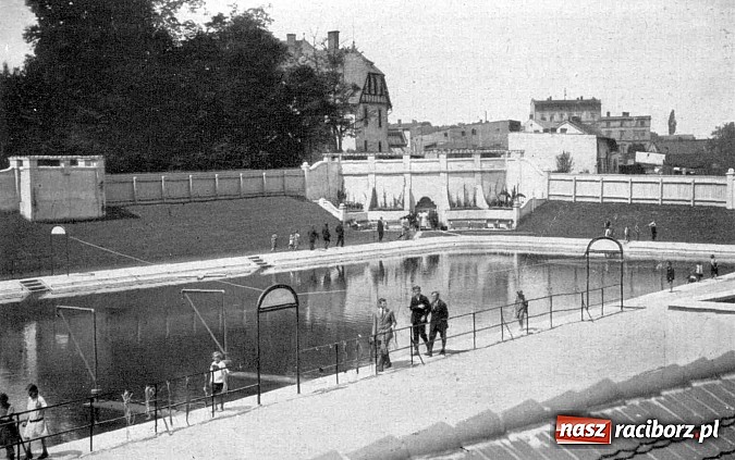 Zdjęcie w galerii na portalu naszraciborz.pl: Retro podróż na czas upałów. Basen przy ul. Bema wiadomości z regionu