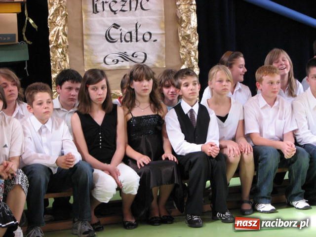 Zdjęcie w galerii na portalu naszraciborz.pl: Pożegnanie szóstoklasistów w SP 13 wiadomości z regionu