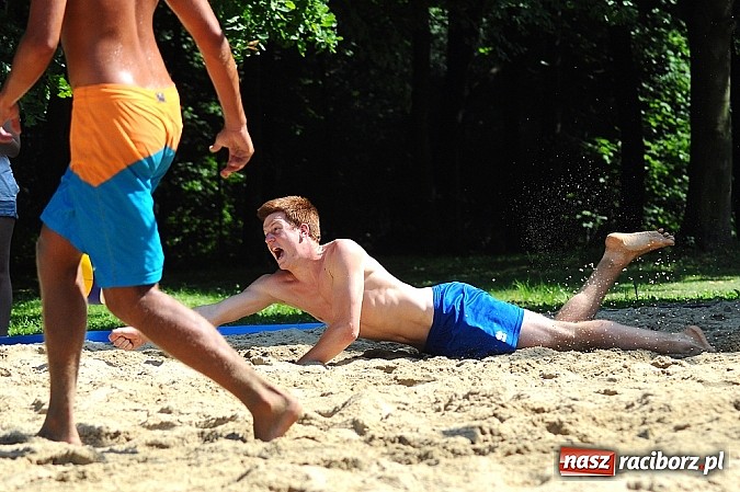 Zdjęcie w galerii na portalu naszraciborz.pl: Mistrzostwa Raciborza w siatkówce plażowej: Bulenda i Rusek najlepsi wiadomości z regionu