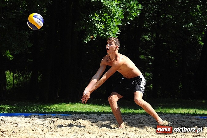 Zdjęcie w galerii na portalu naszraciborz.pl: Mistrzostwa Raciborza w siatkówce plażowej: Bulenda i Rusek najlepsi wiadomości z regionu
