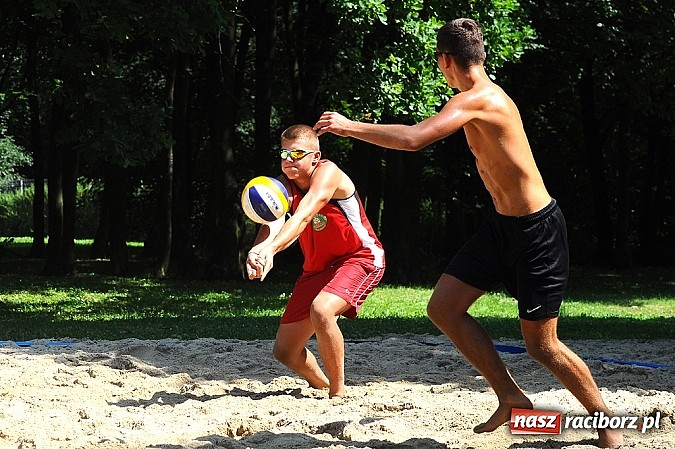 Zdjęcie w galerii na portalu naszraciborz.pl: Mistrzostwa Raciborza w siatkówce plażowej: Bulenda i Rusek najlepsi wiadomości z regionu