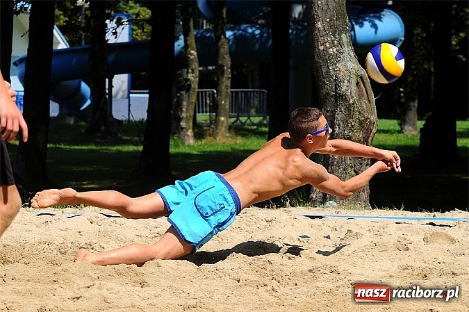 Zdjęcie w galerii na portalu naszraciborz.pl: Mistrzostwa Raciborza w siatkówce plażowej: Bulenda i Rusek najlepsi wiadomości z regionu