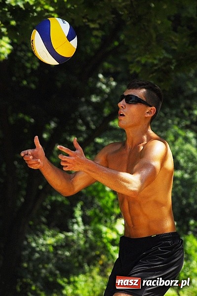 Zdjęcie w galerii na portalu naszraciborz.pl: Mistrzostwa Raciborza w siatkówce plażowej: Bulenda i Rusek najlepsi wiadomości z regionu