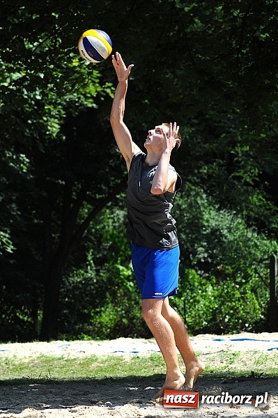 Zdjęcie w galerii na portalu naszraciborz.pl: Mistrzostwa Raciborza w siatkówce plażowej: Bulenda i Rusek najlepsi wiadomości z regionu