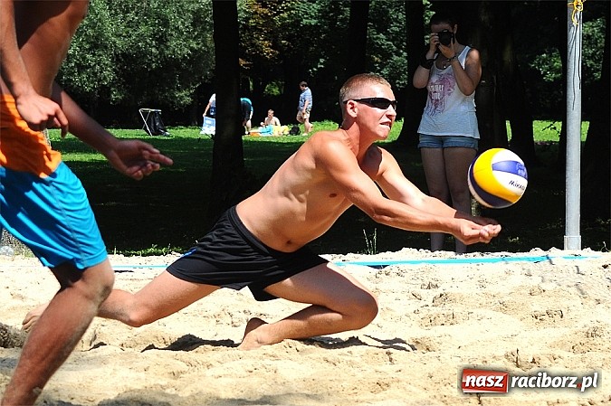 Zdjęcie w galerii na portalu naszraciborz.pl: Mistrzostwa Raciborza w siatkówce plażowej: Bulenda i Rusek najlepsi wiadomości z regionu