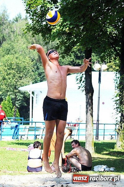 Zdjęcie w galerii na portalu naszraciborz.pl: Mistrzostwa Raciborza w siatkówce plażowej: Bulenda i Rusek najlepsi wiadomości z regionu