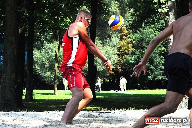 Zdjęcie w galerii na portalu naszraciborz.pl: Mistrzostwa Raciborza w siatkówce plażowej: Bulenda i Rusek najlepsi wiadomości z regionu