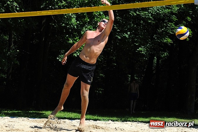 Zdjęcie w galerii na portalu naszraciborz.pl: Mistrzostwa Raciborza w siatkówce plażowej: Bulenda i Rusek najlepsi wiadomości z regionu