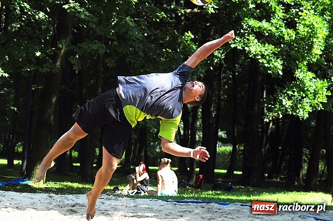 Zdjęcie w galerii na portalu naszraciborz.pl: Denis Psota i Patryk Smuda wygrali turniej siatkówki plażowej wiadomości z regionu