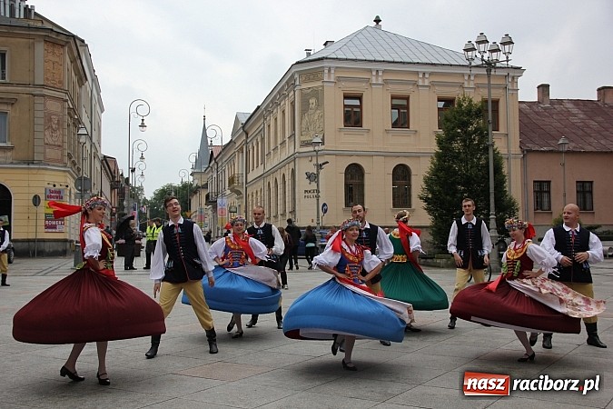 Zdjęcie w galerii na portalu naszraciborz.pl: Tworkauer Eiche w centrum Europejskiego Festiwalu Miłośników Kultury Ludowej wiadomości z regionu