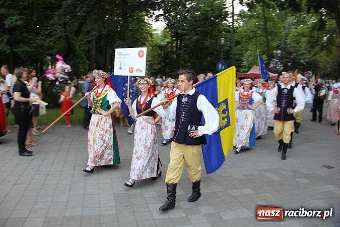 Zdjęcie w galerii na portalu naszraciborz.pl: Tworkauer Eiche w centrum Europejskiego Festiwalu Miłośników Kultury Ludowej wiadomości z regionu