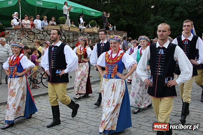 Zdjęcie w galerii na portalu naszraciborz.pl: Tworkauer Eiche w centrum Europejskiego Festiwalu Miłośników Kultury Ludowej wiadomości z regionu