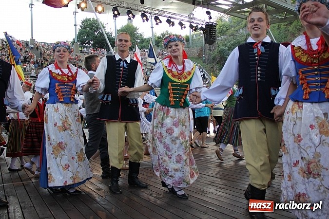 Zdjęcie w galerii na portalu naszraciborz.pl: Tworkauer Eiche w centrum Europejskiego Festiwalu Miłośników Kultury Ludowej wiadomości z regionu