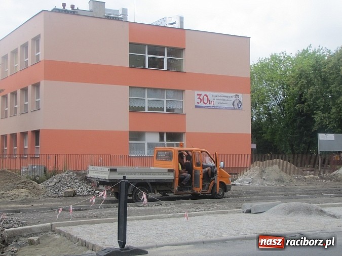 Zdjęcie w galerii na portalu naszraciborz.pl: Pierwszy etap prac wokół SP 15 dobiega końca wiadomości z regionu