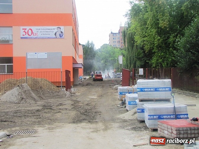 Zdjęcie w galerii na portalu naszraciborz.pl: Pierwszy etap prac wokół SP 15 dobiega końca wiadomości z regionu