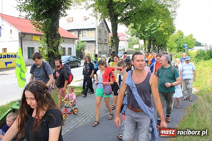 Zdjęcie w galerii na portalu naszraciborz.pl: Z Ołomuńca do Częstochowy. Hippisowska pielgrzymka przeszła przez Racibórz wiadomości z regionu