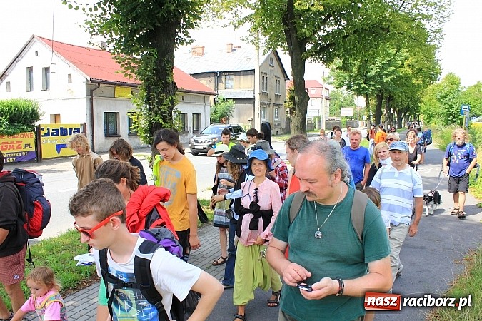 Zdjęcie w galerii na portalu naszraciborz.pl: Z Ołomuńca do Częstochowy. Hippisowska pielgrzymka przeszła przez Racibórz wiadomości z regionu